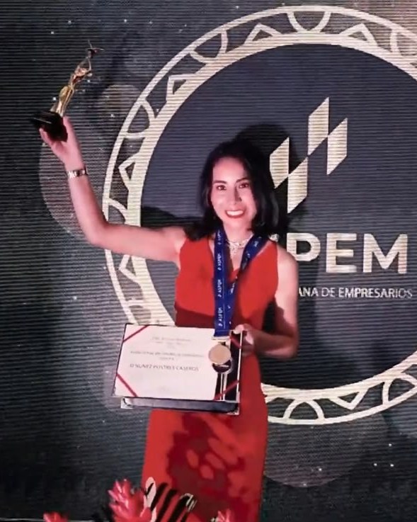 Elida Nuñez recibiendo el Premio Mujer Exitosa 2024